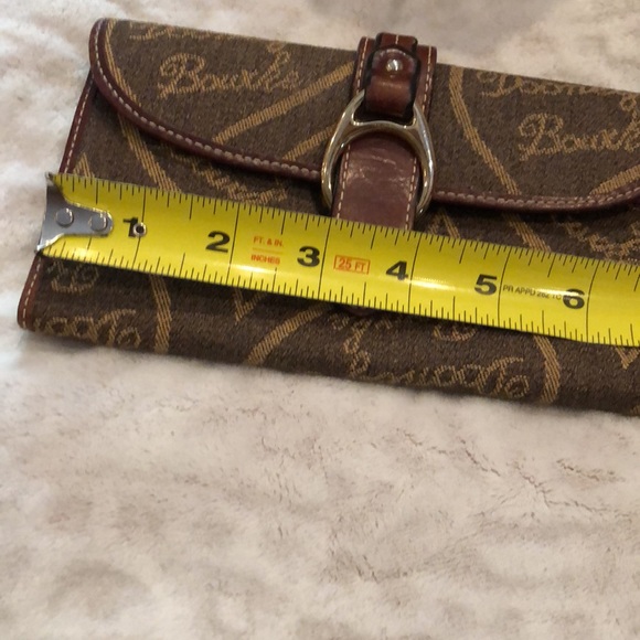 Gorgeous brown Dooney & Bourke signature wallet - Picture 14 of 16